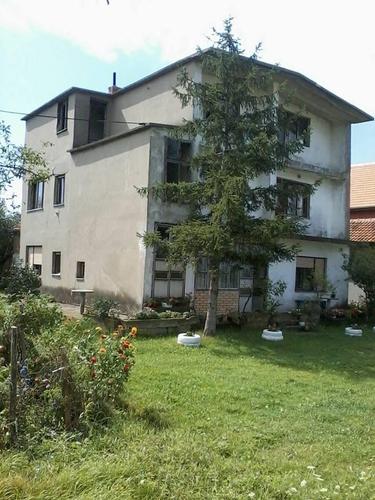 Izdajem plac sa kucom