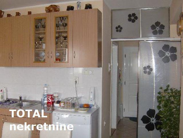 Uknjizen-trosoban-duplex-stan-u-centru