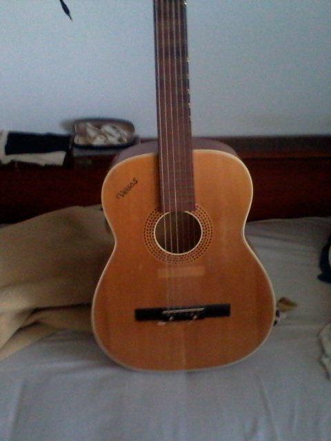 akusticna-gitara-vegas-stara-40-godina