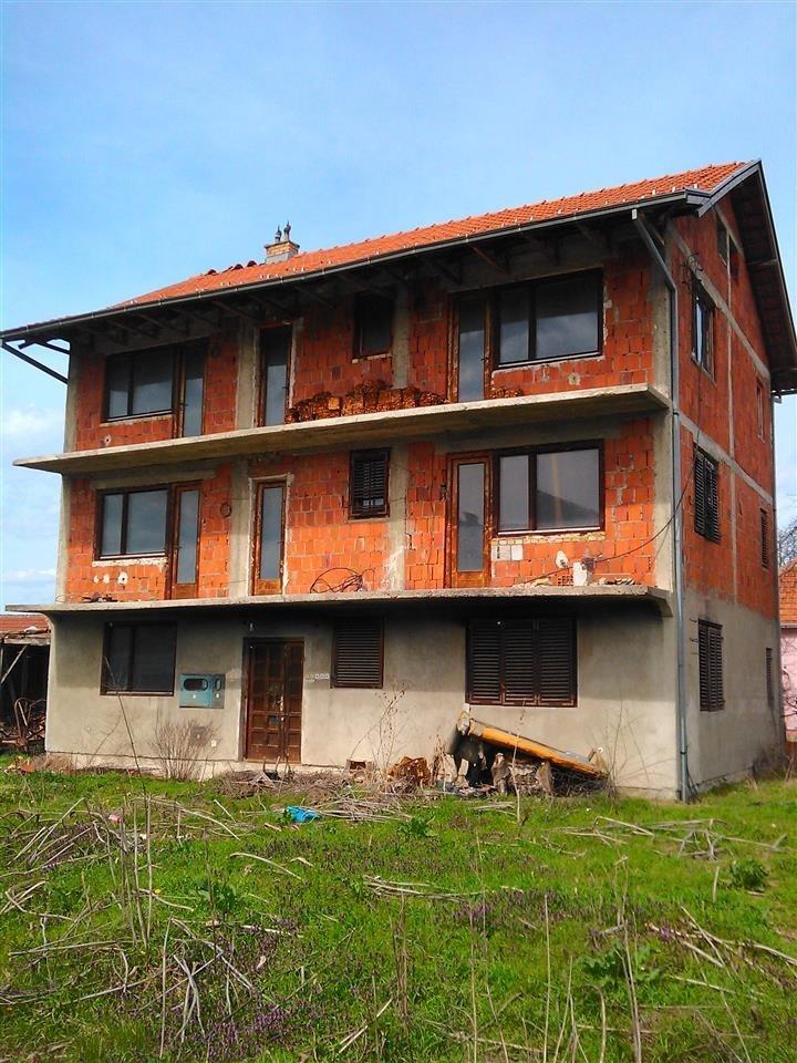 KUĆU-SA-VELIKIM-PLACEM