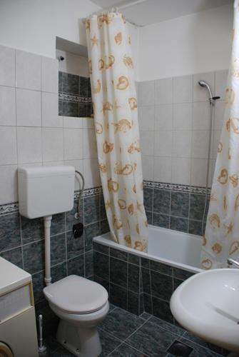 KUCA-SA-TRI-STANA