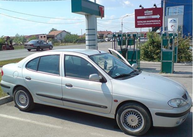 Renault Megane 1.6 16V -02