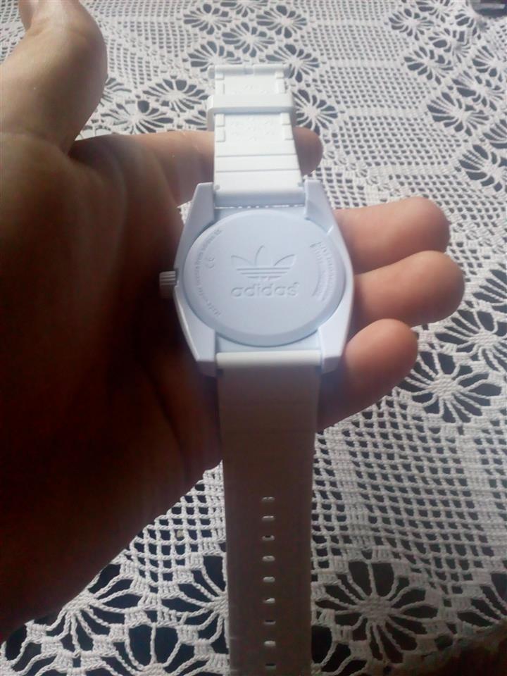 Sat-marke-Addidas-