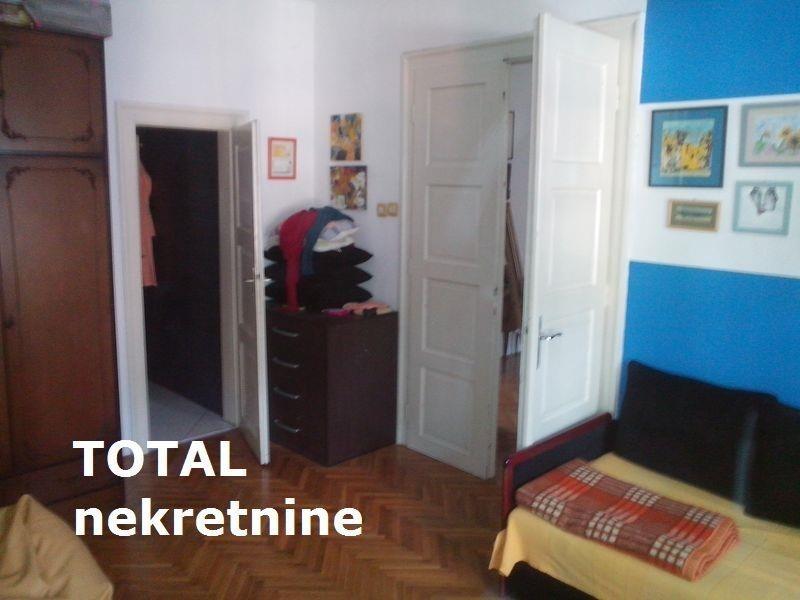 Uknjizen-dvosoban-salonski-stan-u-centru-grada