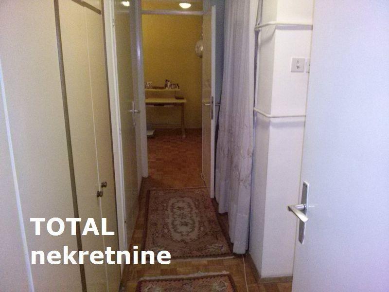 Uknjizen-trosoban-stan-na-Limanu-3-