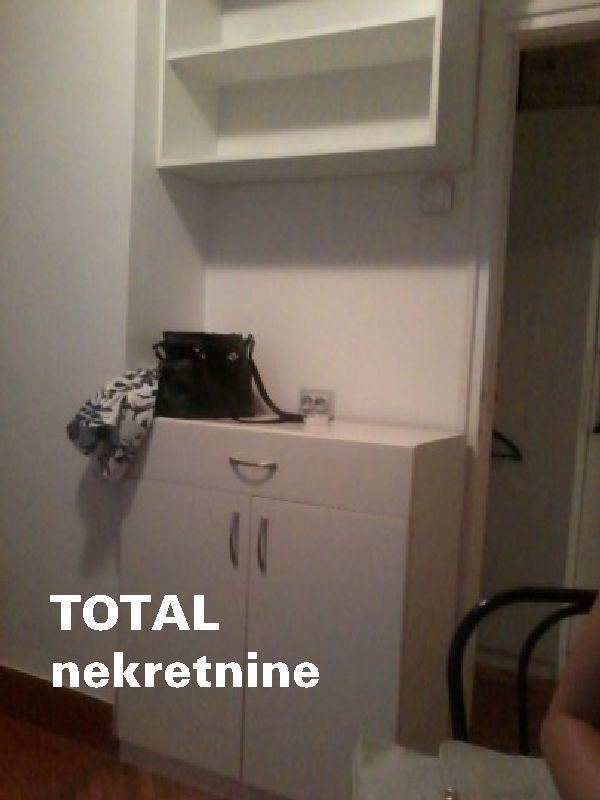 Uknjizen-jednoiposoban-stan-u-centru-grada