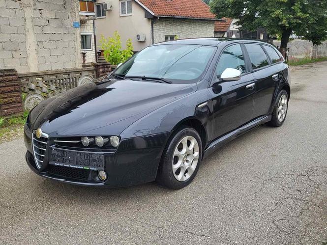 Alfa Romeo 159 branik 
