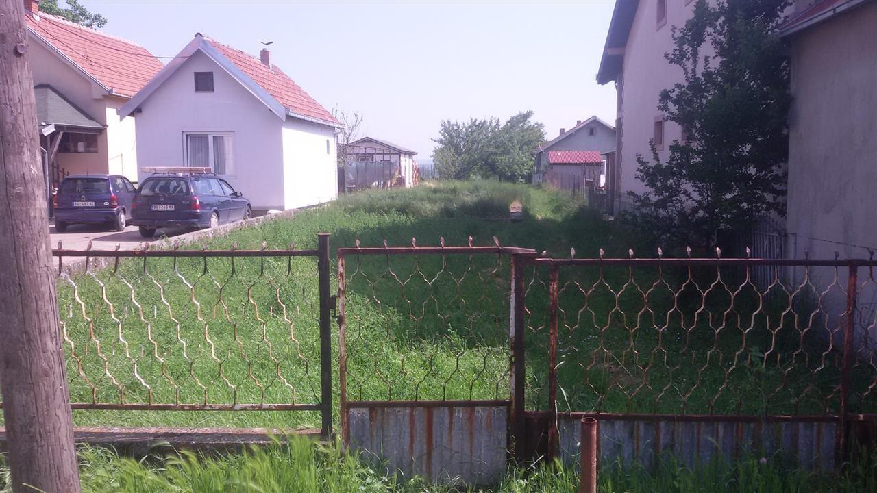 Prodajem-plac-u-Surcinu