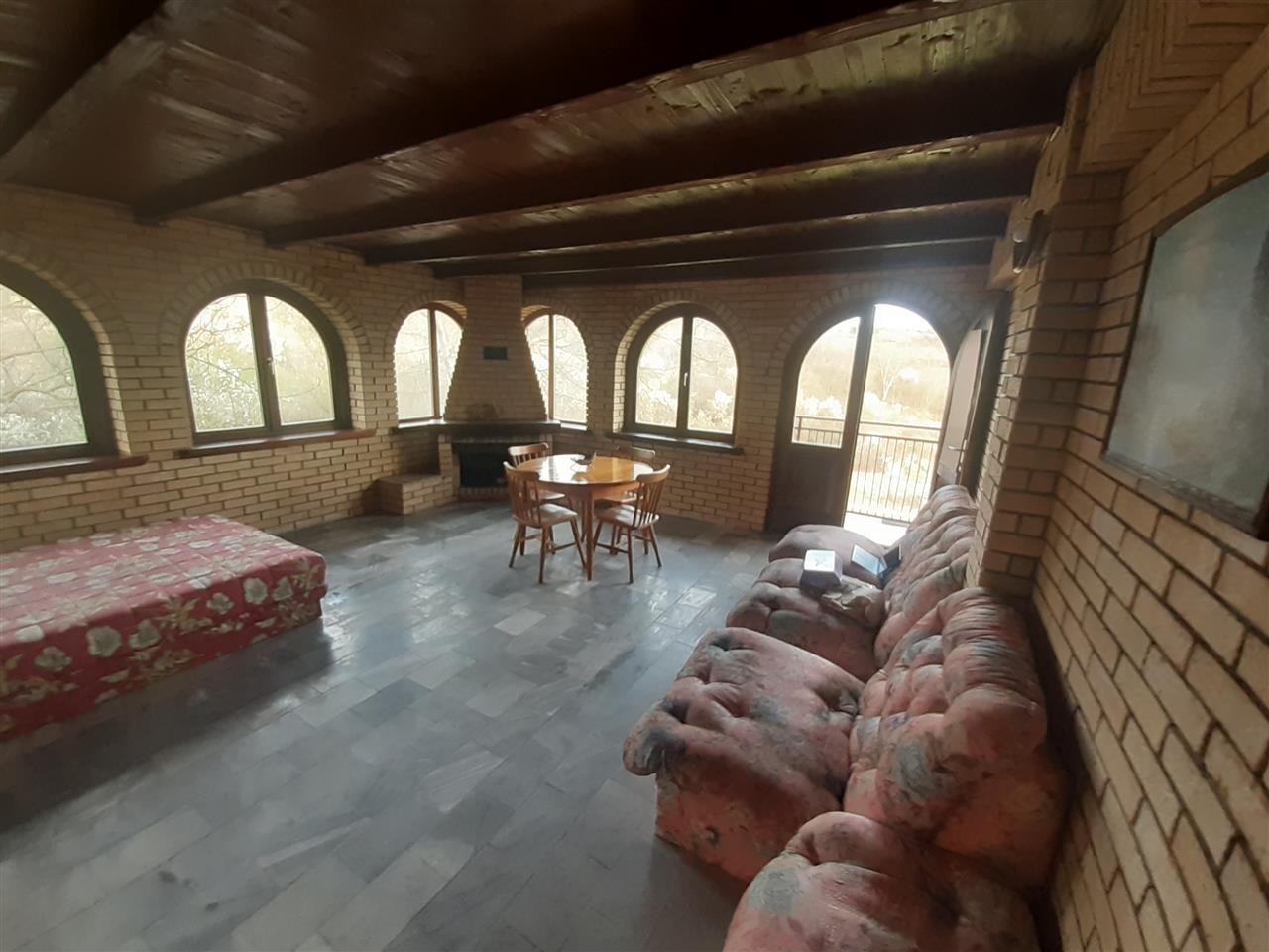 Izdaje-se-