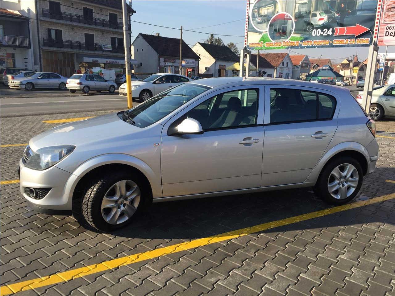 Opel-Astra-H-1-7