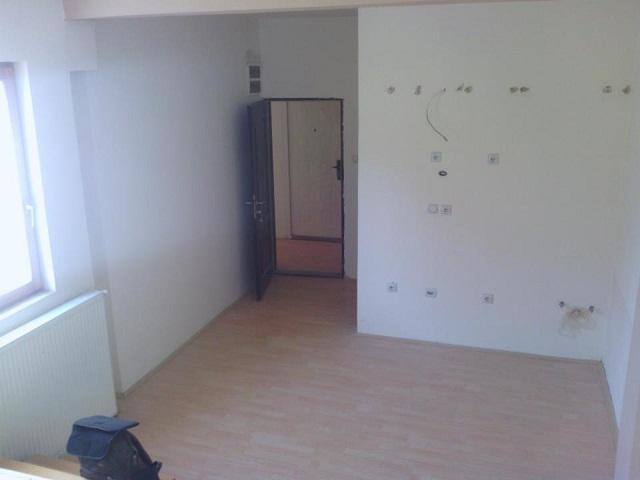 Uknjiženu-garsonjeru-24m2--u-centru-Niša