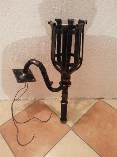 Zidna lampa baklja