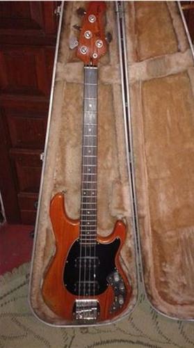 Bas gitara Music man Sabre