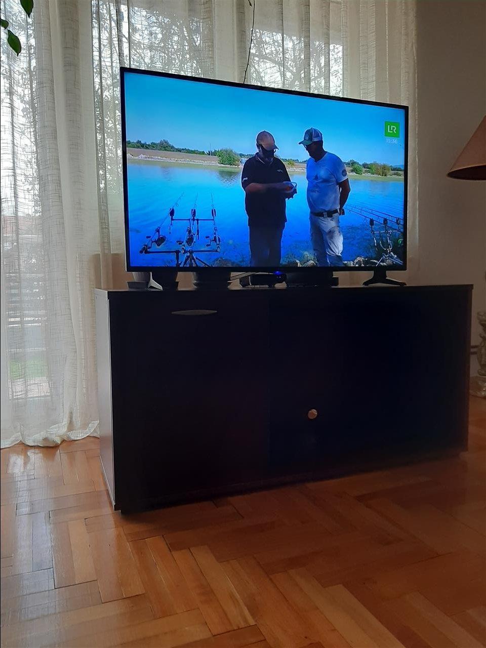 Prodajem-stolcic-za-TV