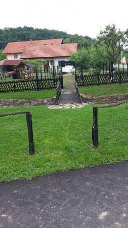 Kucu-50m2-okolina-Petrovca-na-Mlavi