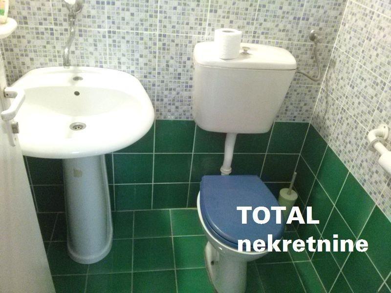 Uknjižen-četvorosaban-stan
