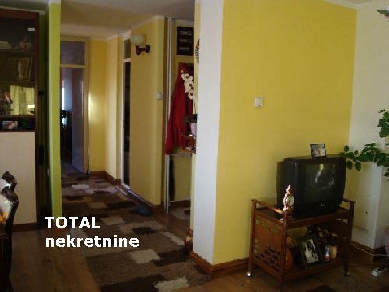 Odlican-uknjizen-komforan-dvosoban-stan-