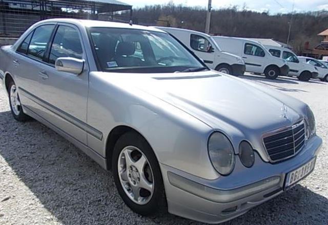 Mercedes-Benz E200 2.2 CDi -02  