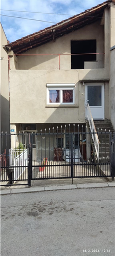 kuca 220m2 3 stana