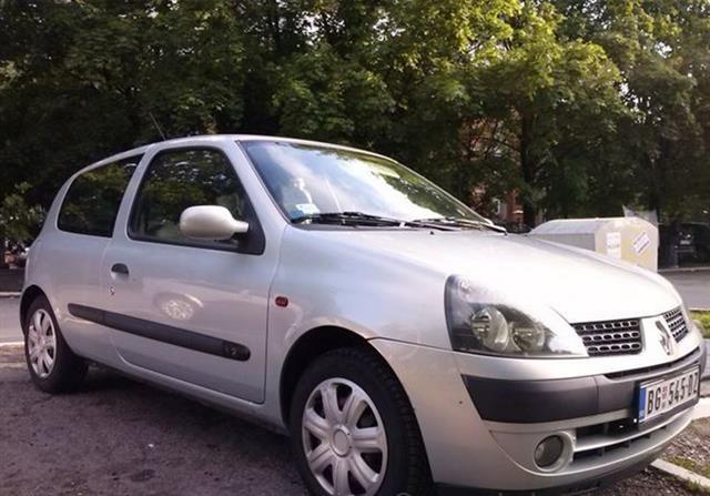 Renault Clio 1.2 8V -01 