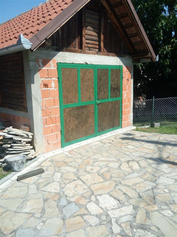 Kuca-sa-pratecim-objektima
