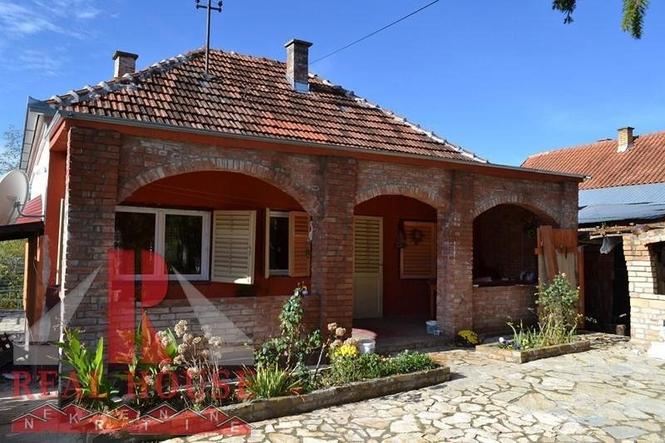 Vikend kuca od 113m2  u Irigu