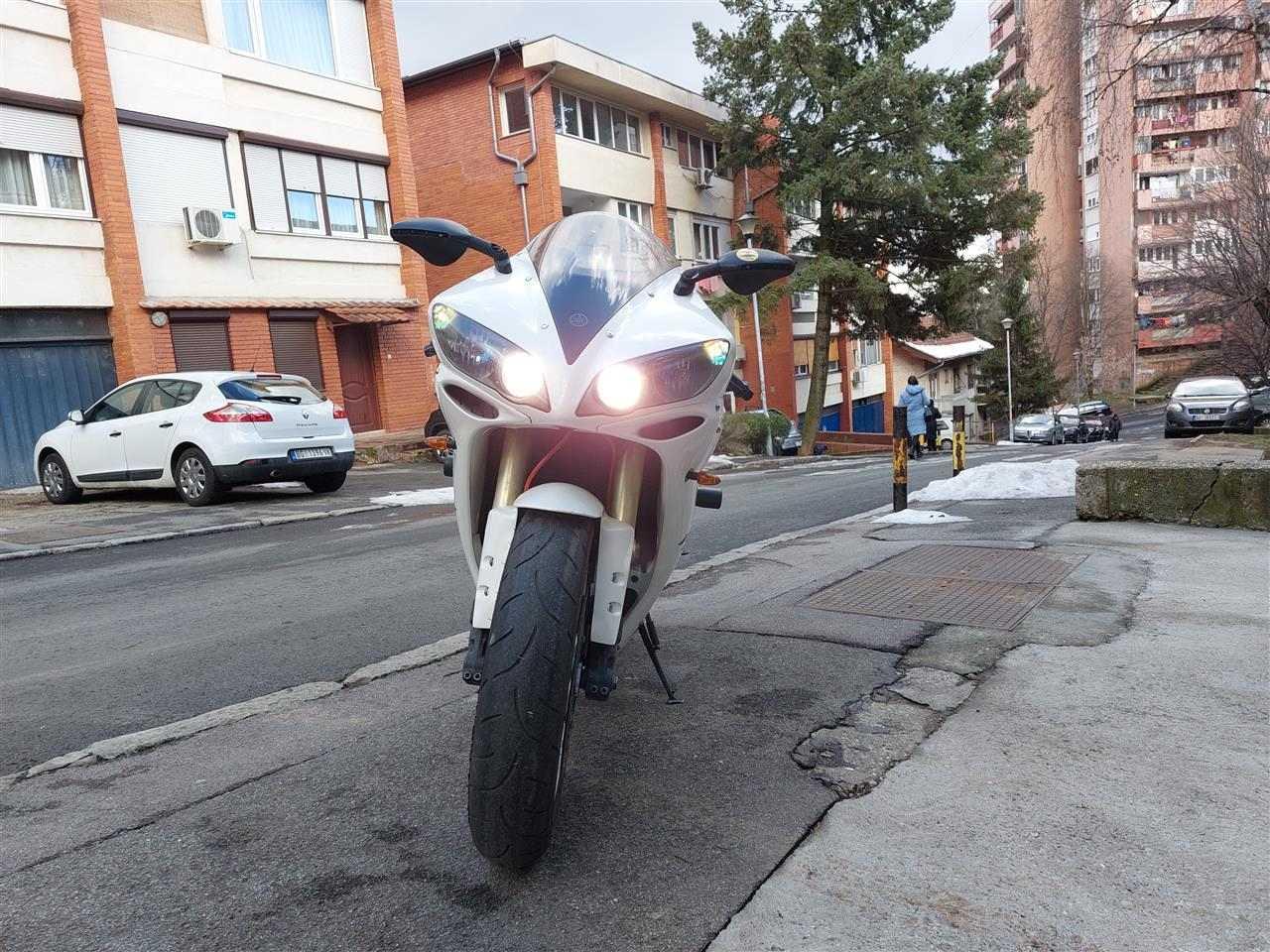Yamaha-R1-2006-
