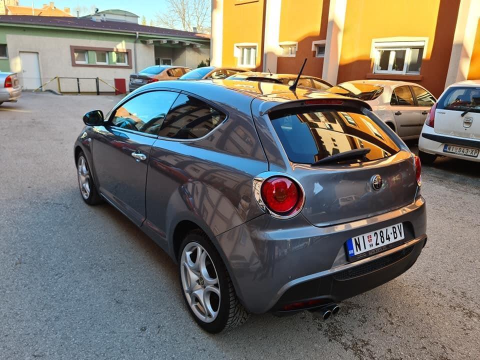 AUTOMOBIL