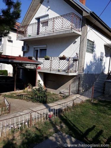 Dve kuce Sremcica