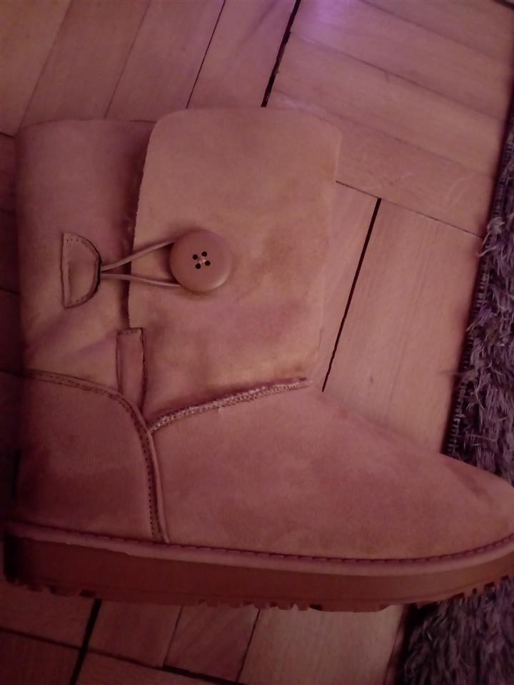 UGG