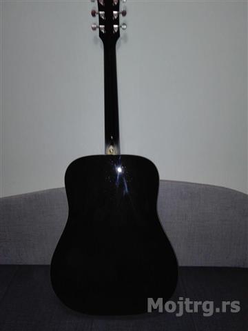 Akusticna Gitara 