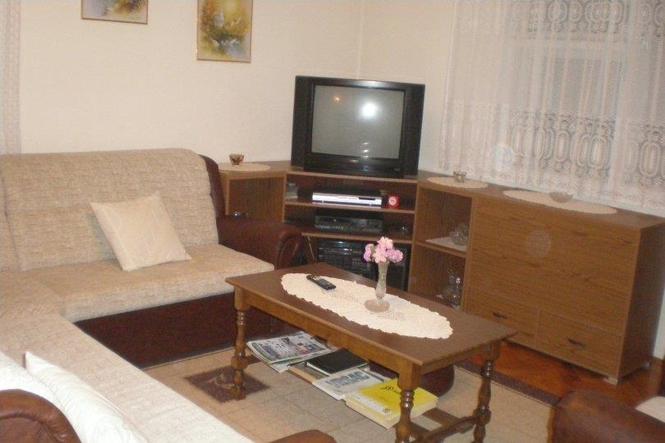 Izdajem stan u strogom centru Vrsca