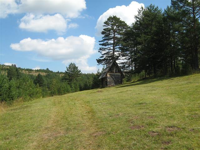 Plac-sa-drveneim-objektom-Zlatibor-Vodice