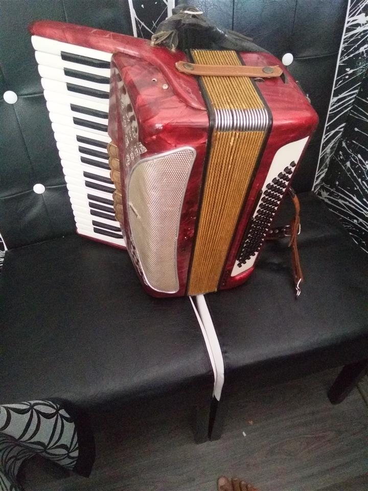 Harmonika-hohner-Lucia-troglasna