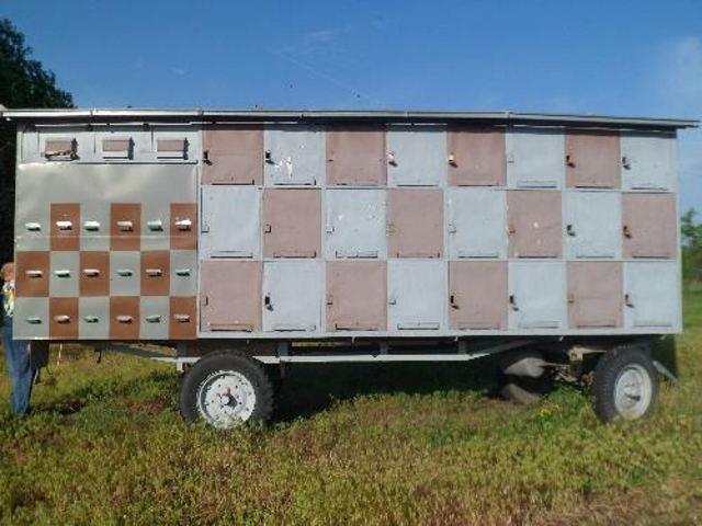 Dve-pčelarske-prikolice-za-pčelinjim-društvim