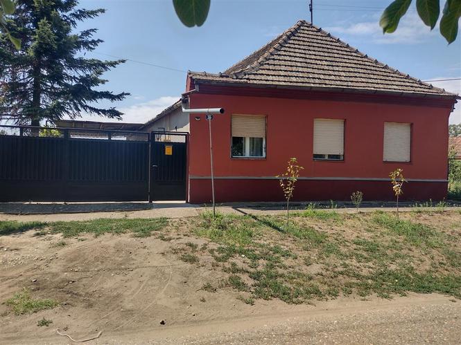 PRODAJEM KUCU U nAKOVU