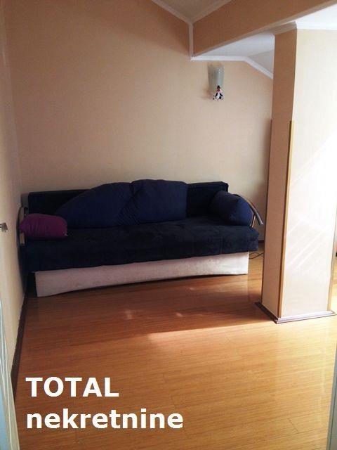 Uknjizen-trosoban-duplex-stan-u-centru