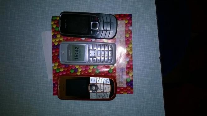 Tri Nokia telefona