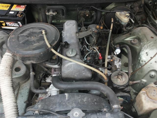 Mercedes-200D--81
