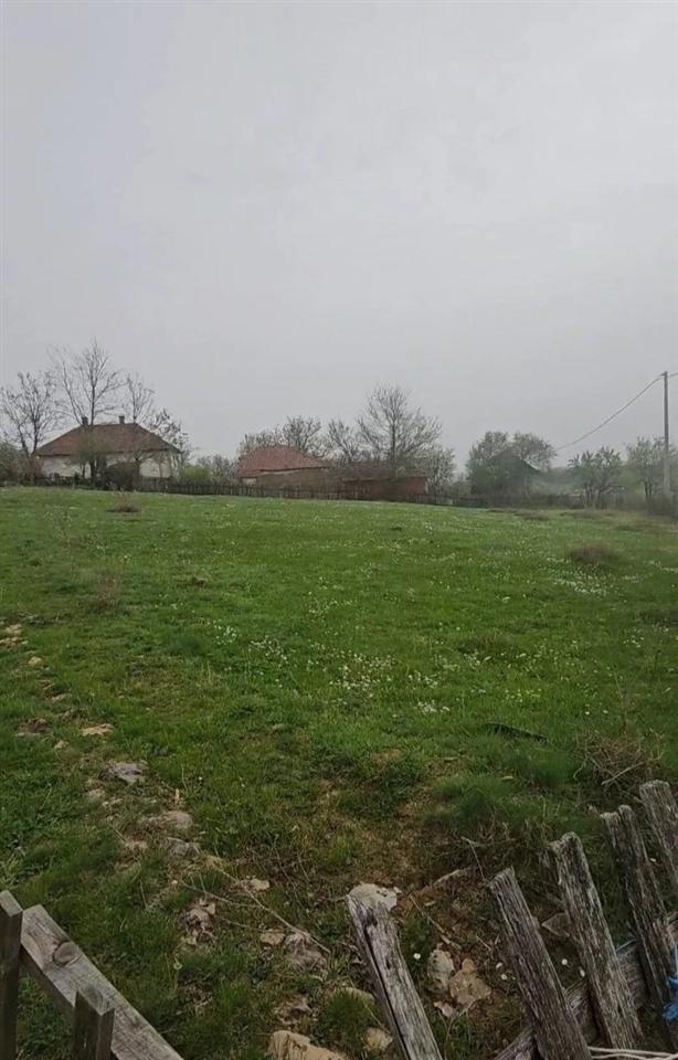 Prodajem-gradjevinski-plac-Kosmaj