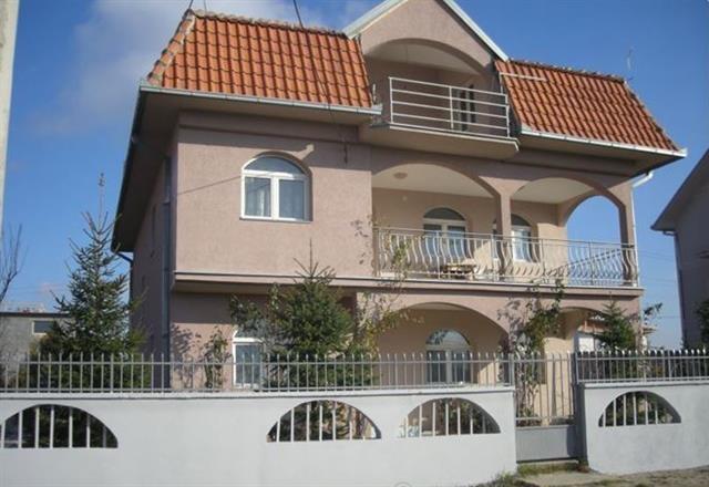 Kuca od 301m2 na suncani breg