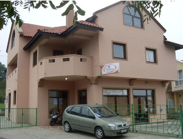 Kuce-420m2-i-poslovnog-prostora