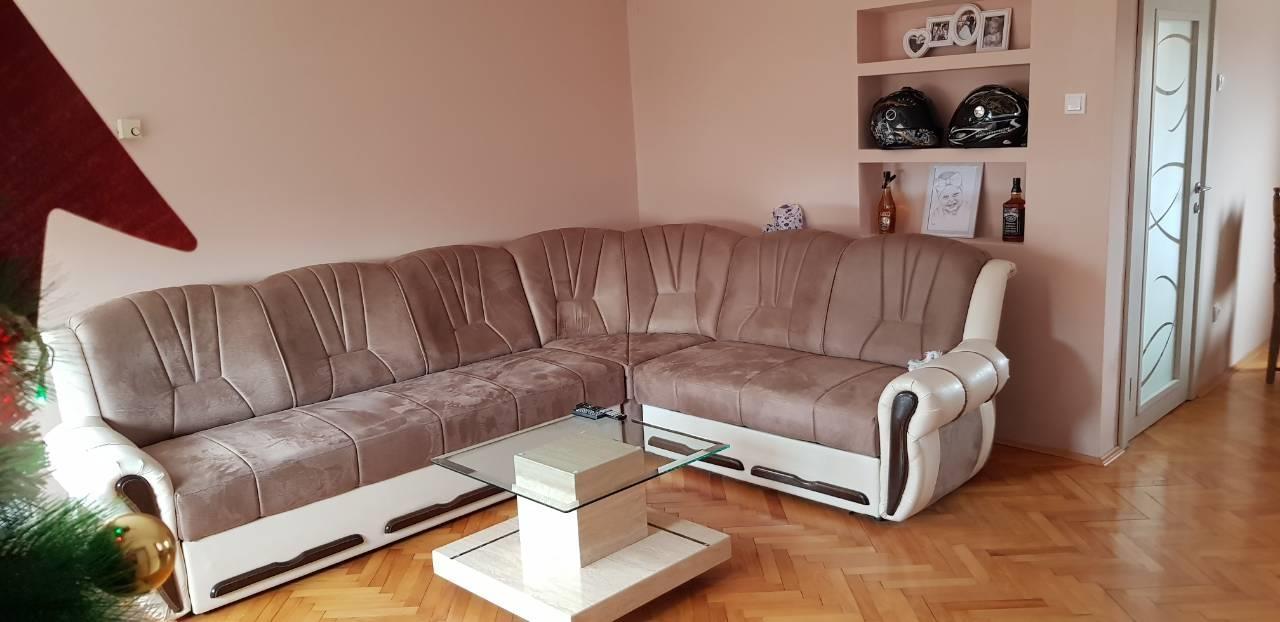 Dve-kuce-na-placu-Ub