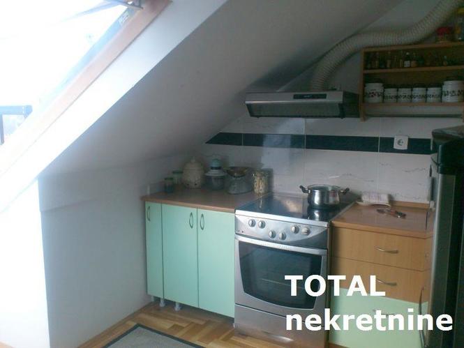 Uknjizen troiposoban duplex stan u centru