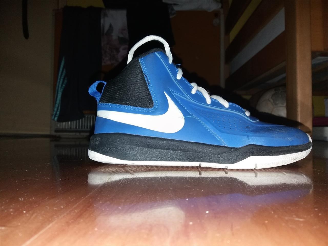 Prodajem-patike-Nike-Hustle-