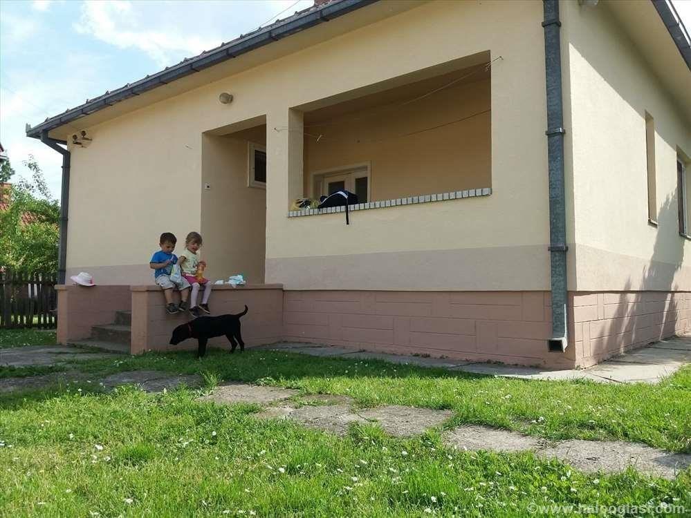 Kuca-sa-prostranim-dvoristem