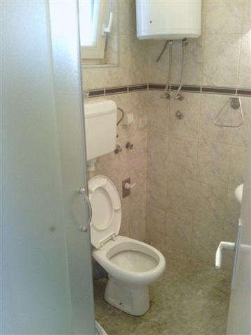 Uknjiženu-garsonjeru-24m2-u-centru-Niša