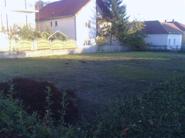 Plac-670m2--u-naselju-Pantelej