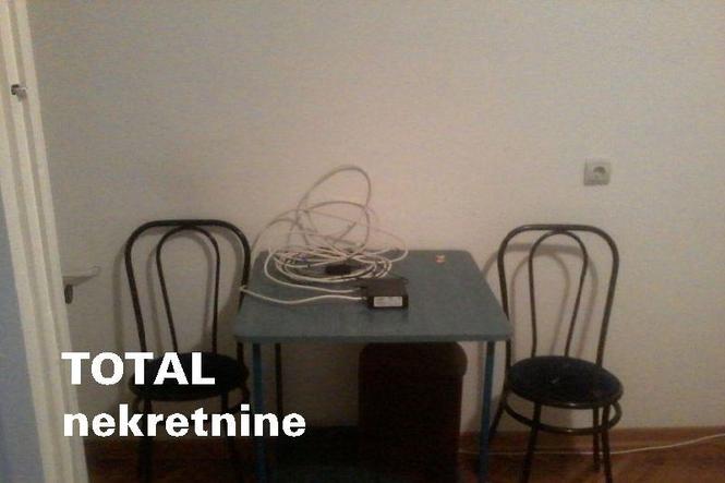 Uknjizen jednoiposoban stan u centru grada