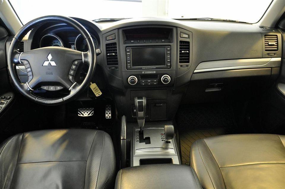 MITSUBISHI-PAJERO